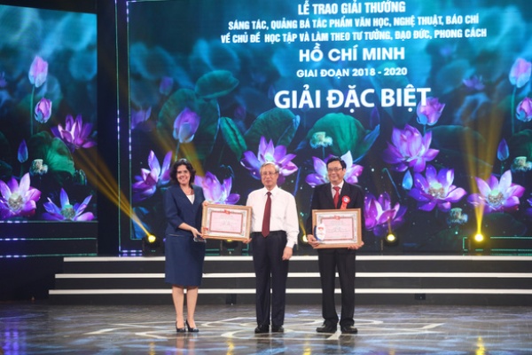 Tác giả 'Hồ Chí Minh - Tên Người là cả một niềm thơ' được truy tặng giải đặc biệt